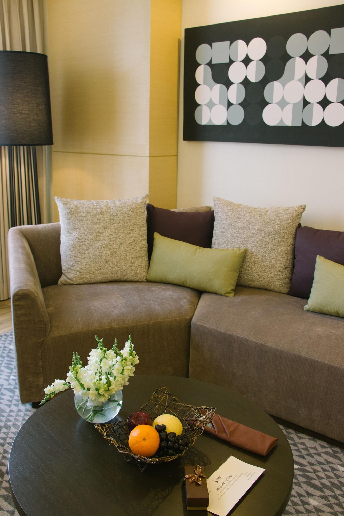Seda Vertis North Кесон-Сіті Екстер'єр фото A sofa with cushions