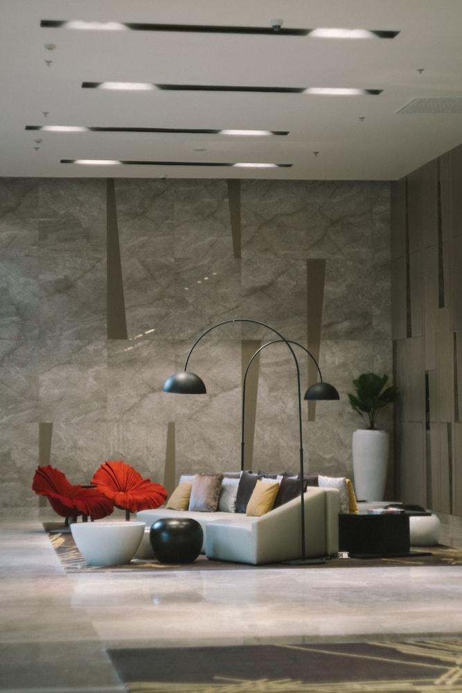 Seda Vertis North Кесон-Сіті Екстер'єр фото A three-armed floor lamp