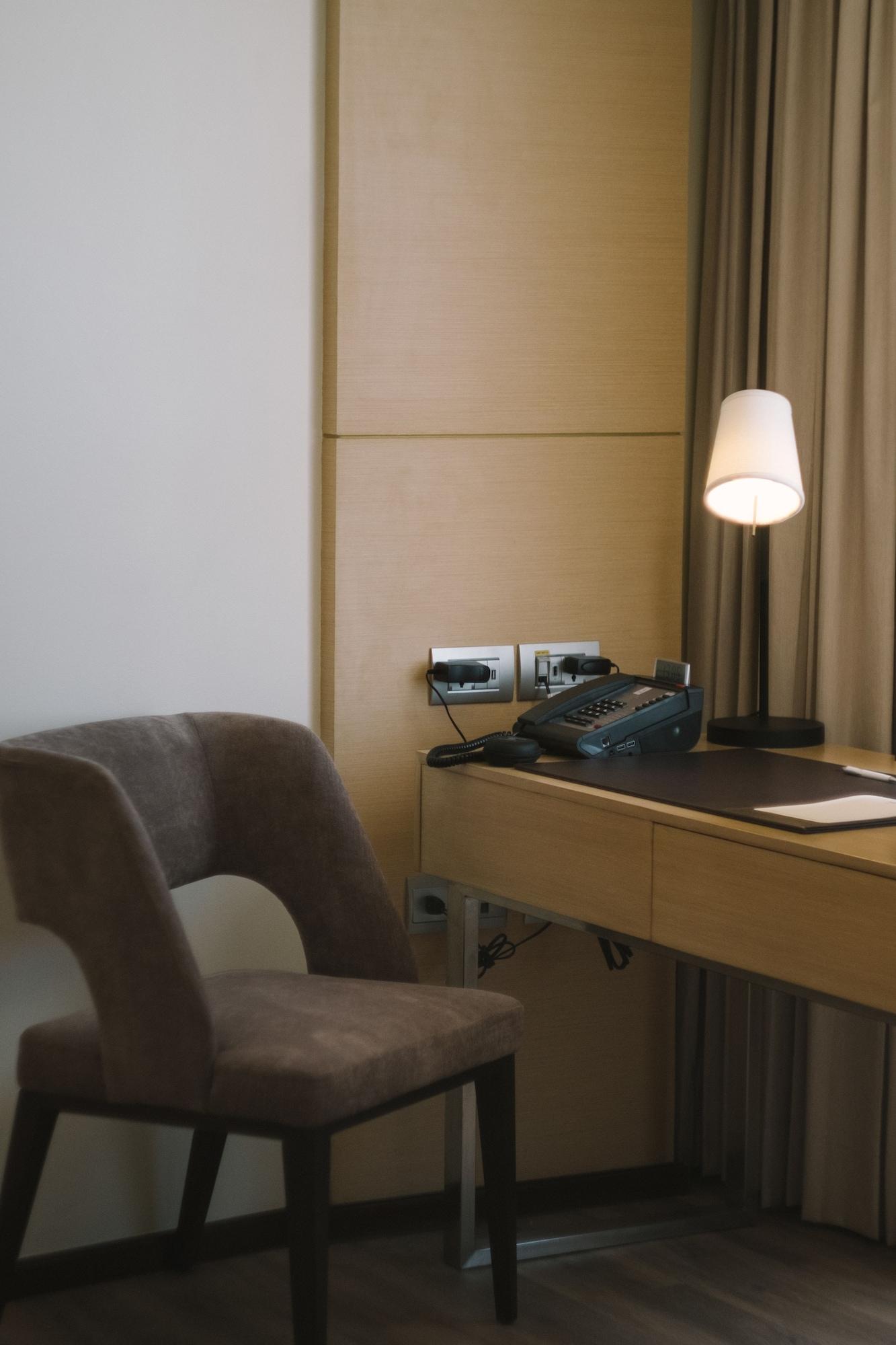 Seda Vertis North Кесон-Сіті Екстер'єр фото A hotel room telephone