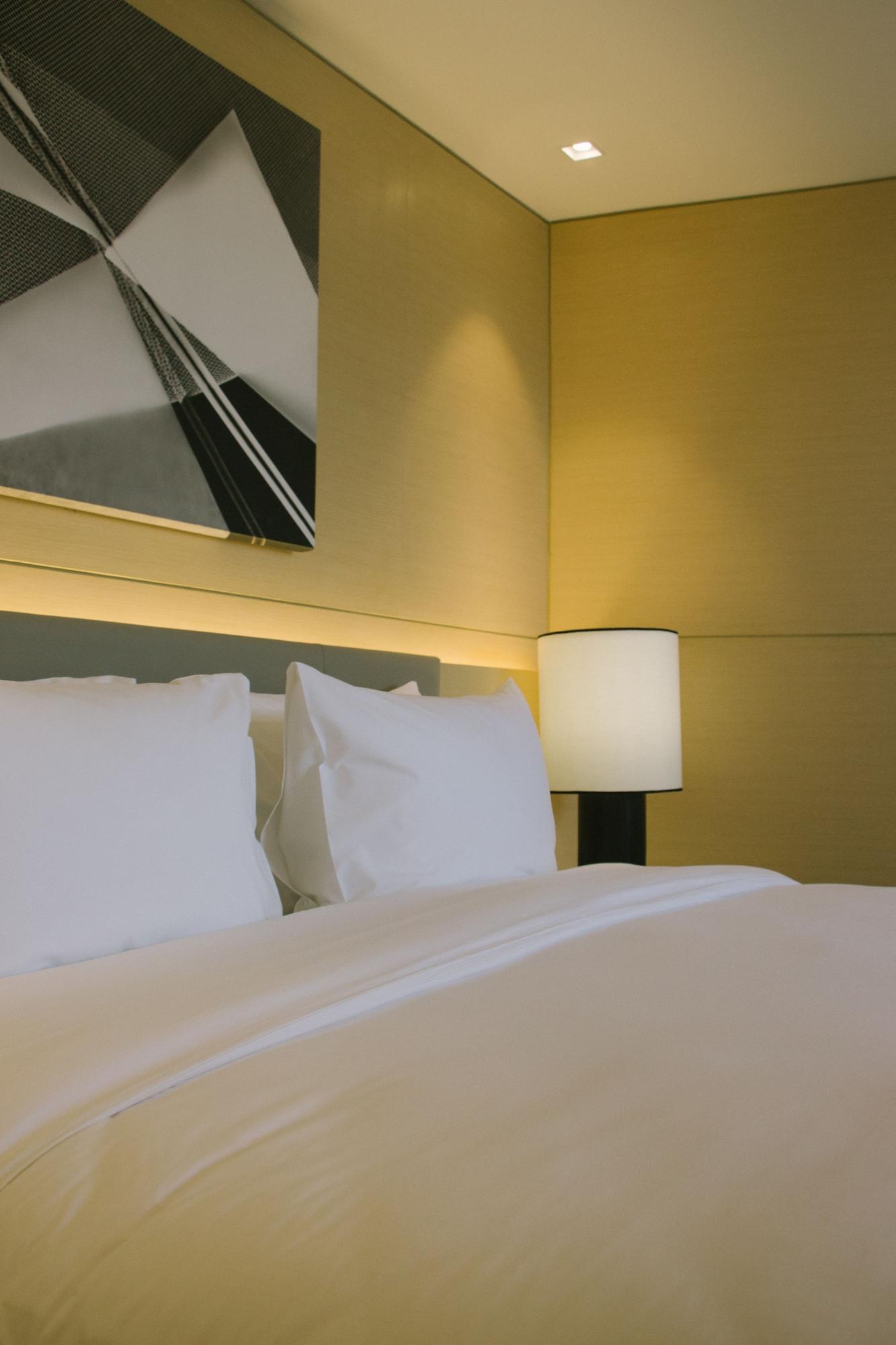 Seda Vertis North Кесон-Сіті Екстер'єр фото A bed with two pillows