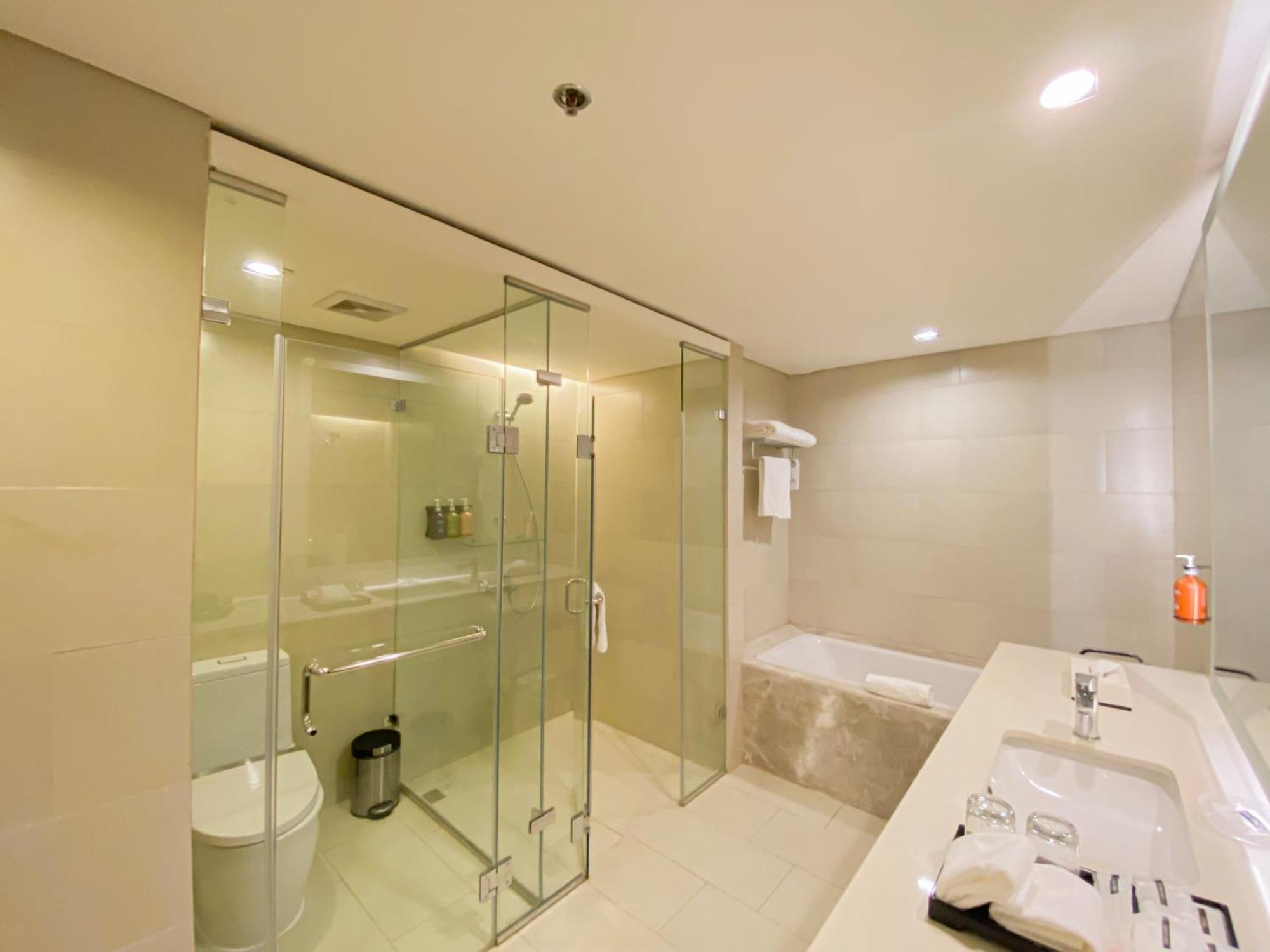 Seda Vertis North Кесон-Сіті Екстер'єр фото A bathroom in a hotel