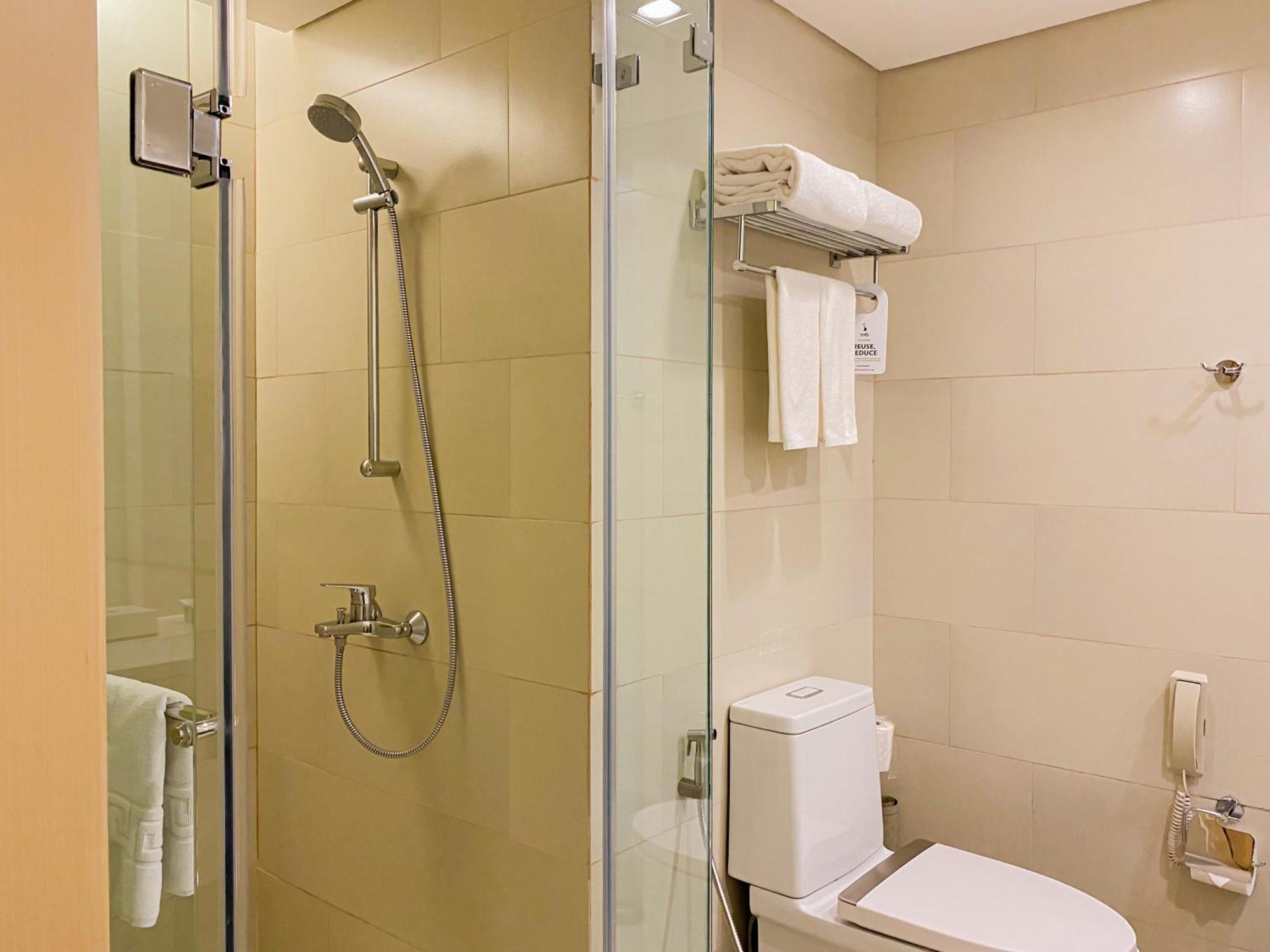 Seda Vertis North Кесон-Сіті Екстер'єр фото A shower cubicle with a sliding door