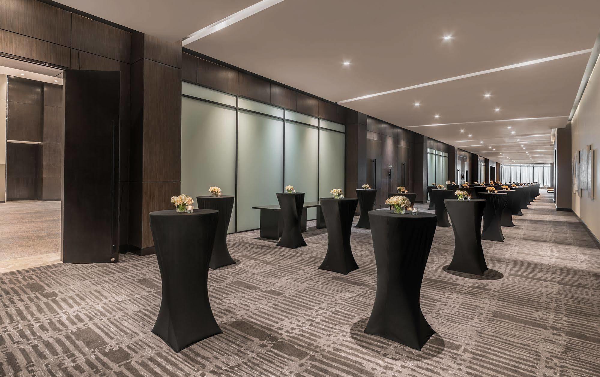 Seda Vertis North Кесон-Сіті Екстер'єр фото The Westin Mumbai International Airport